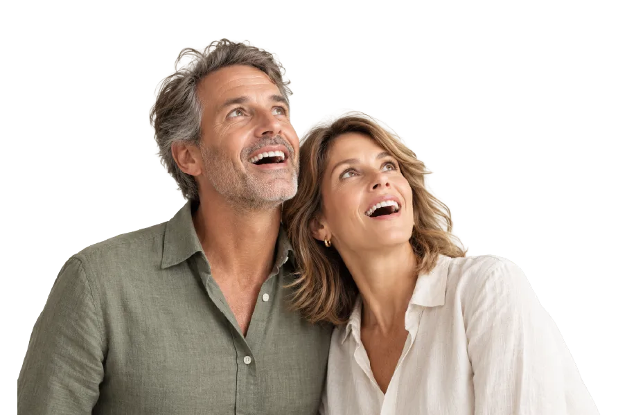 Pareja sonriente mirando hacia arriba, en expectativa por Kunawa